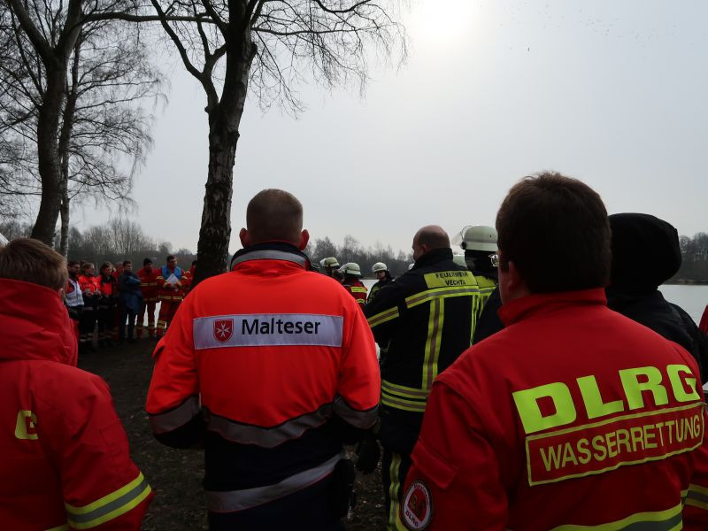 Nachbesprechung mit allen Einsatzkräften der Feuerwehr, Malteser und DLRG